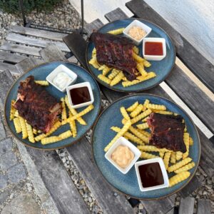 Ripperl und Fleisch beim BBQ im Smoker im Platzhirsch Zwettl